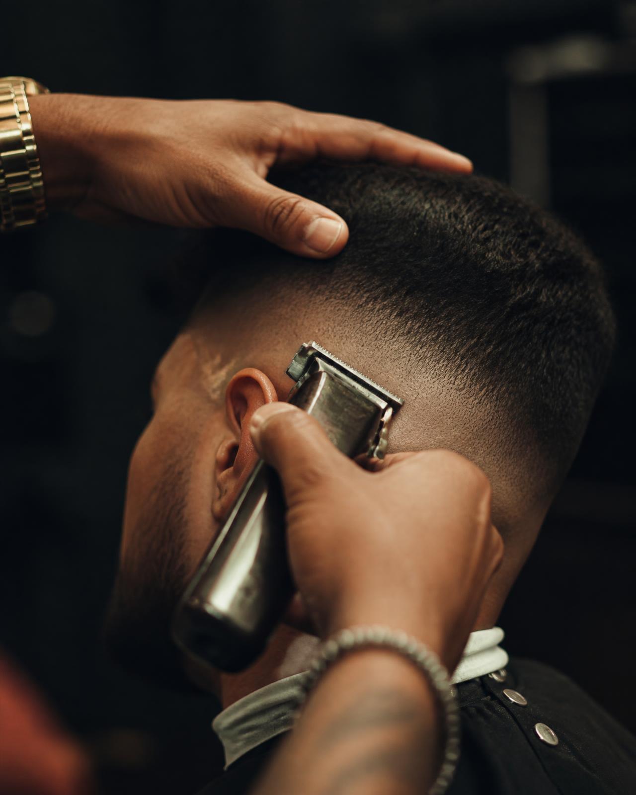 Barbier réalisant un dégradé